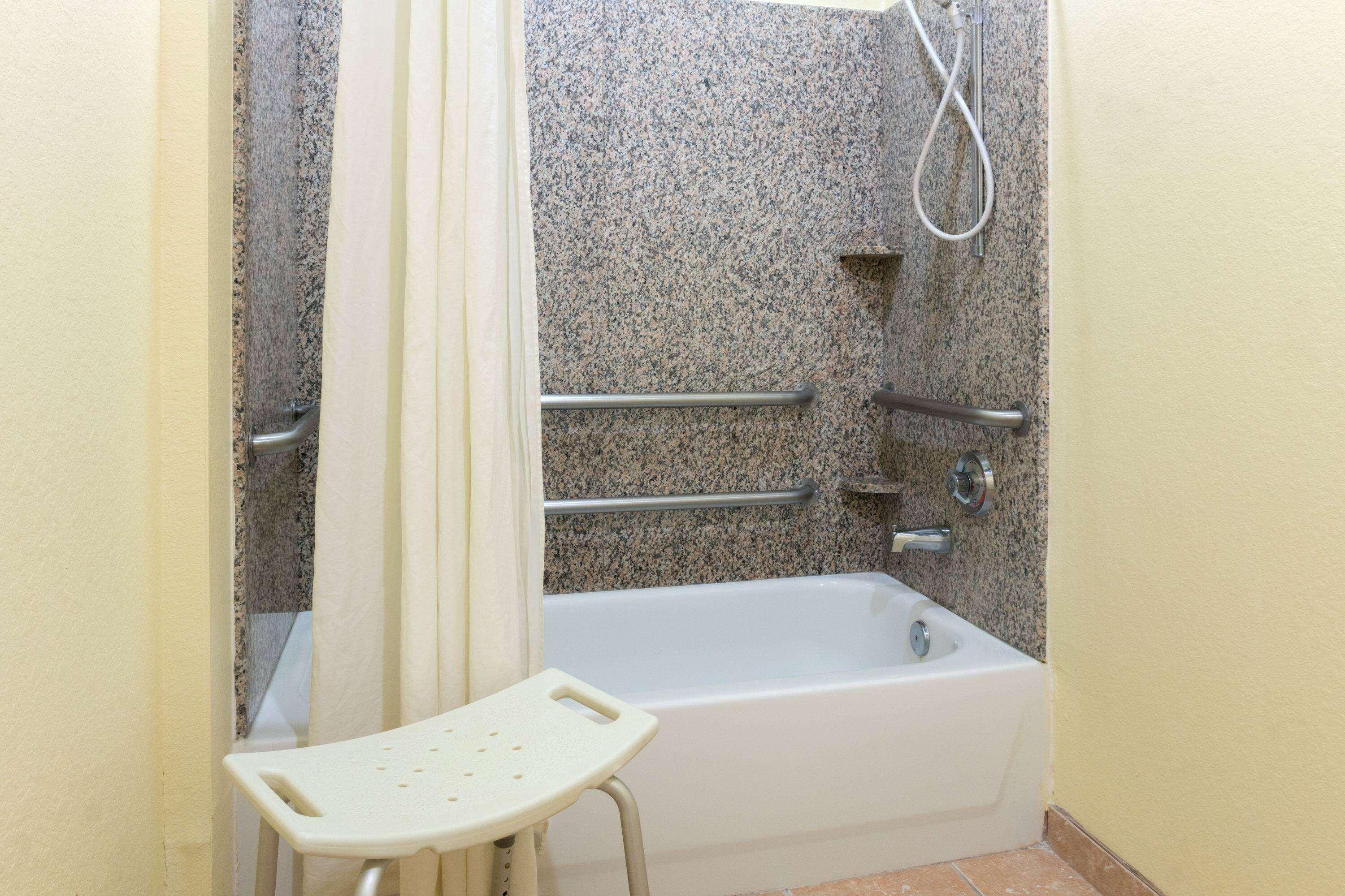 ซูเปอร์ 8 บาย วินด์แฮม สแตฟฟอร์ด ชูการ์แลนด์ แอเรีย Hotel สตาฟฟอร์ด ภายนอก รูปภาพ